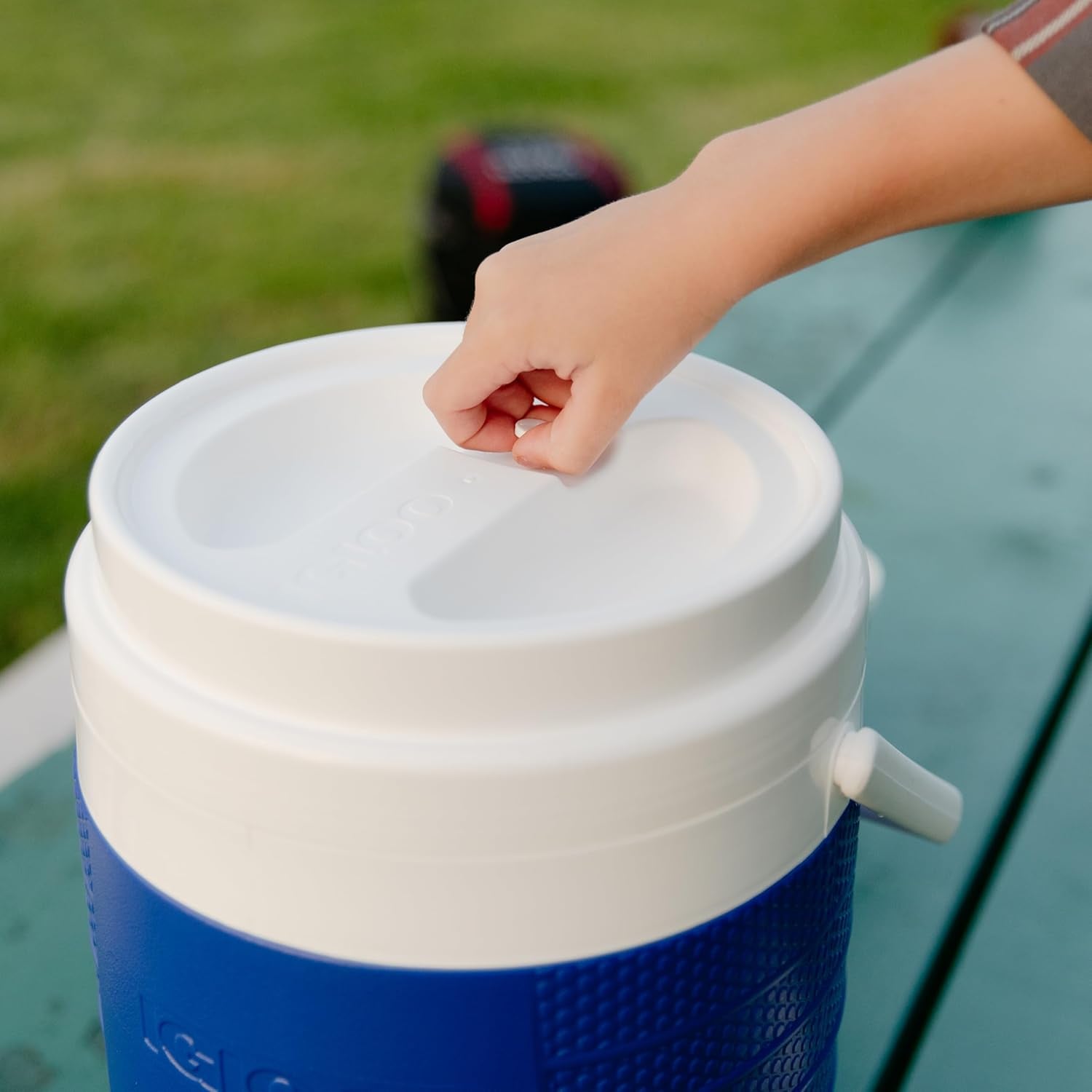 2-gallon-portable-sports-cooler-water-beverage-dispenser-insulated-cooler-dispenser-majestic-blue