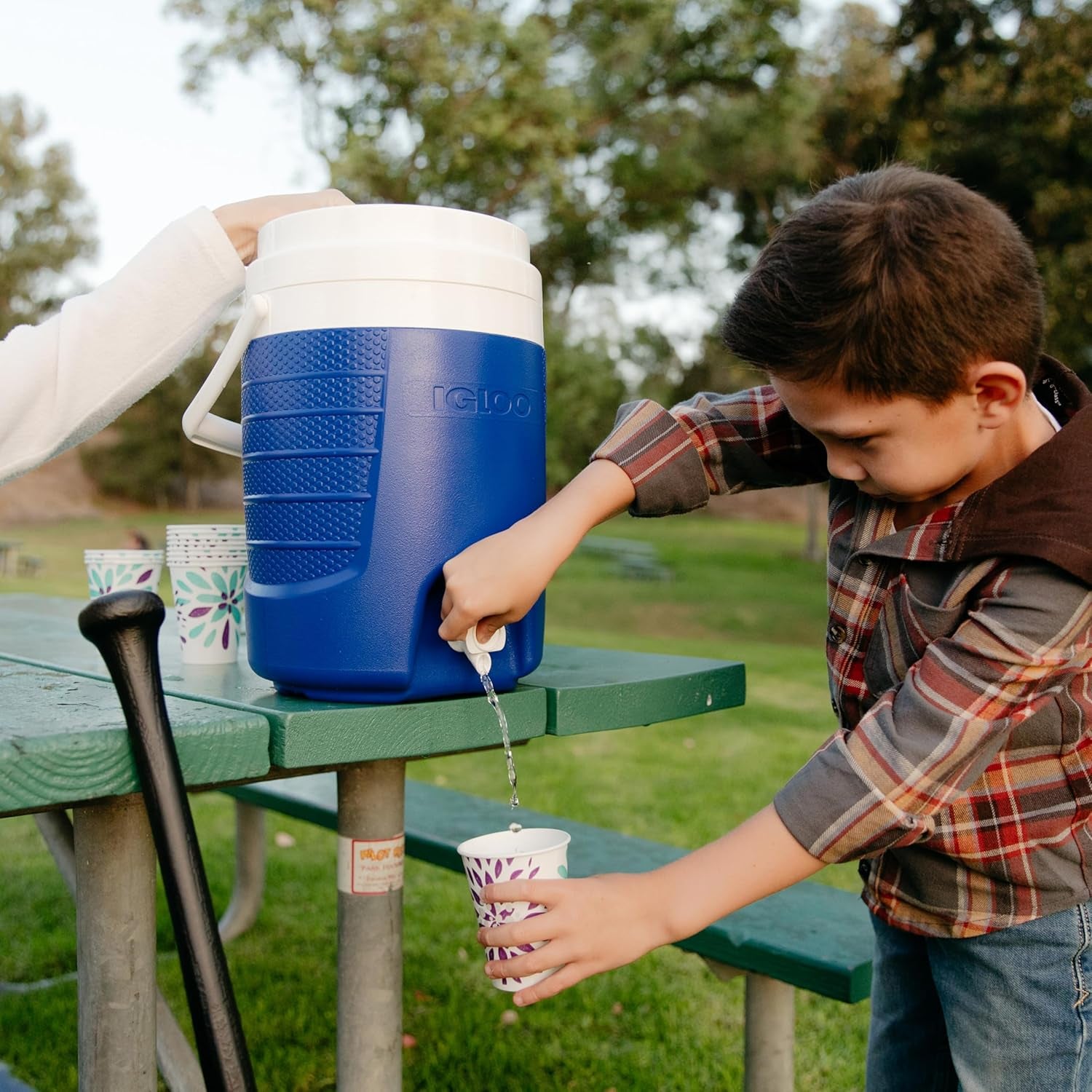2-gallon-portable-sports-cooler-water-beverage-dispenser-insulated-cooler-dispenser-majestic-blue