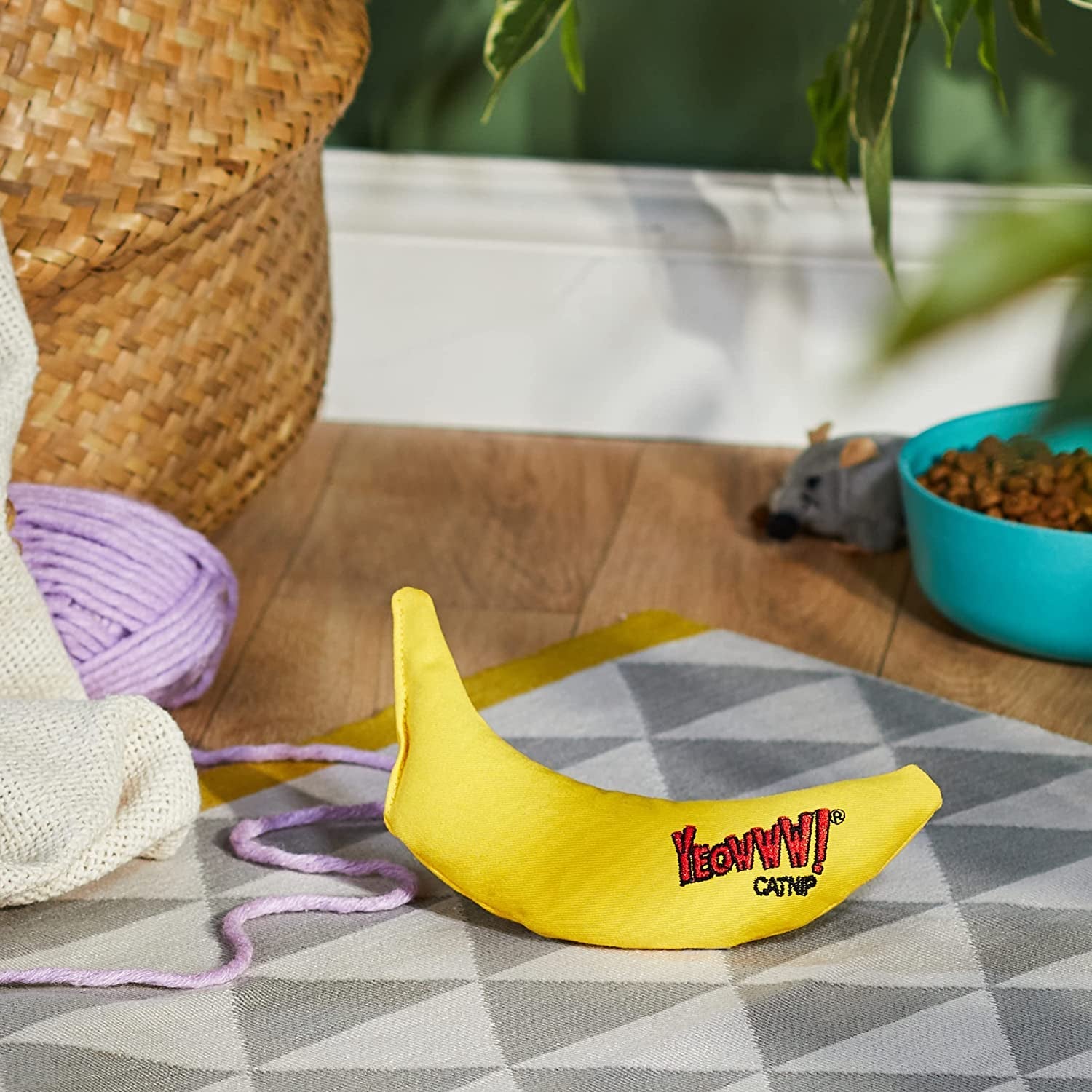 yeowww-catnip-chi-cat-a-banana-toy-for-cats-7-inches-durable-cotton-twill-made-in-the-usa-stuffed-with-organically-grown-catnip