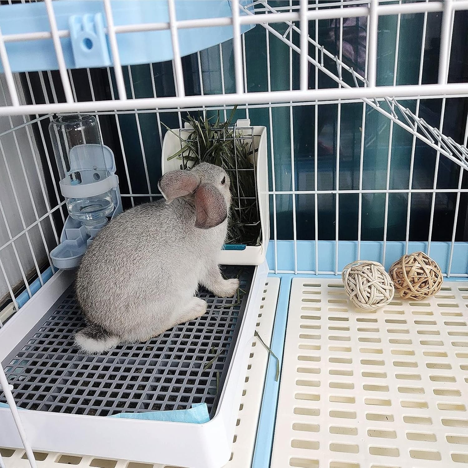 podoo-rabbit-litter-box-training-potty-tray-for-guinea-pig-small-pets-spacious-grid-pan-with-low-entrance-easy-clean-odor-resistant-helps-keep-a-clean-cage-and-reduce-mess-low-entry-litter-tray-with-removable-grate-for-cleaner-small-pet-cages-approx-14-6-x-11-8-x-2-6-in