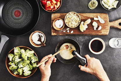 Tefal Unlimited On, Premium Cookware, 28 Cm Wok Pan, Uk'S Longest Lasting Non-Stick, Frying Pan, Heat Indicator, Induction Hob Compatible, Dishwasher Safe, Aluminium, Black, G25919AZ8