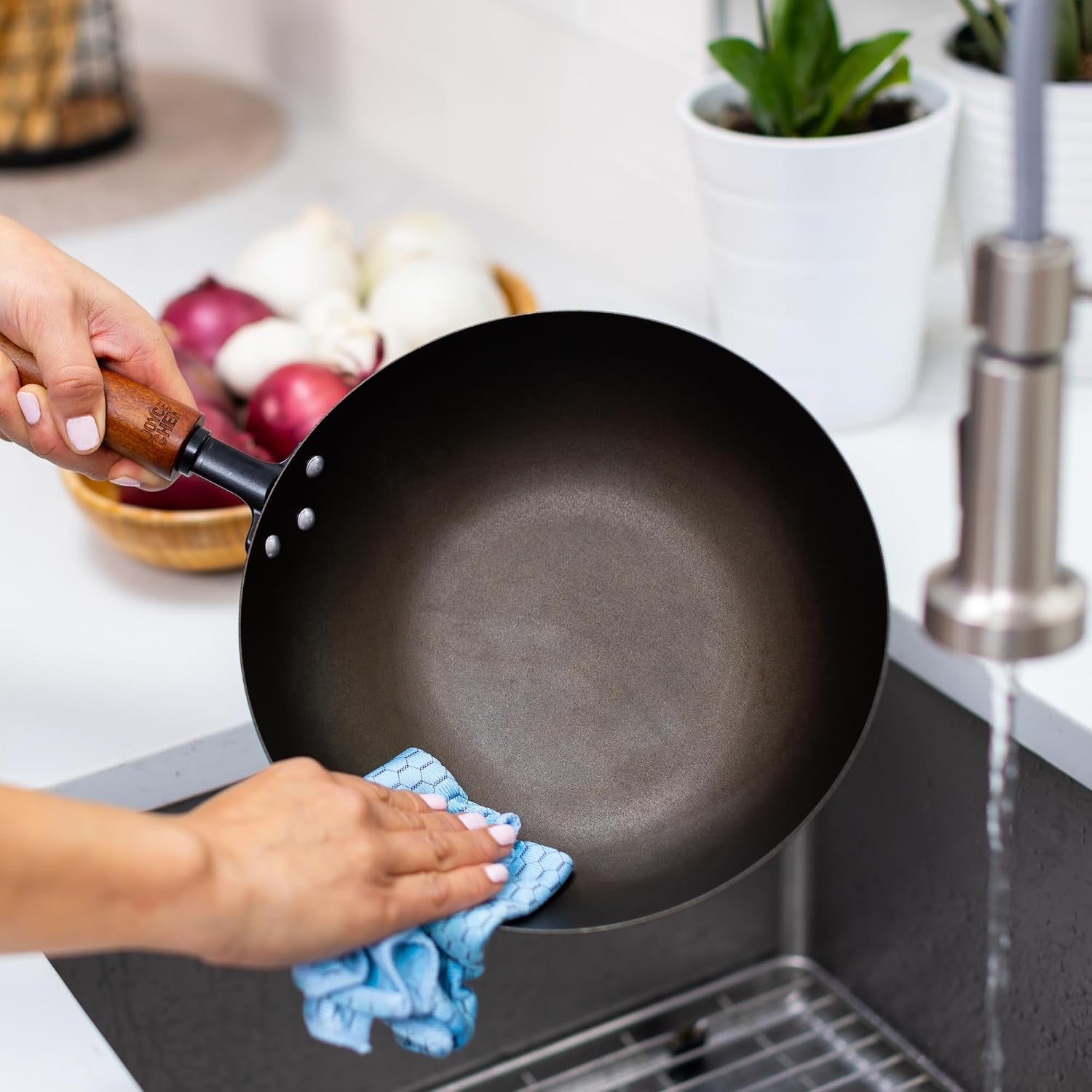 joyce-chen-classic-series-9-5-inch-preseasoned-carbon-steel-stir-fry-pan