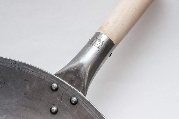 Traditional Hand Hammered Chinese Carbon Steel Wok with Wooden and Steel Helper Handle (14 Inch, round Bottom Pow Wok Pan) / 731W886