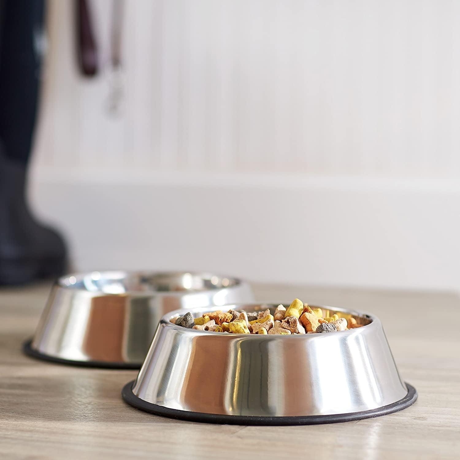 amazon-basics-stainless-steel-non-skid-dog-water-and-food-bowls-dishwasher-safe-rust-resistant-38oz-capacity-10-x-2-8-inches-2-pack
