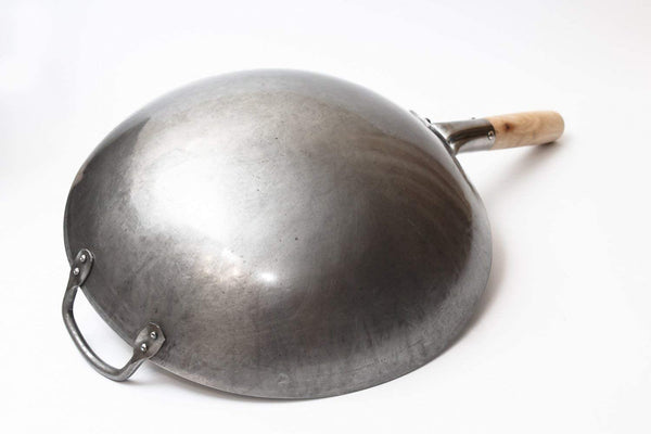 Traditional Hand Hammered Chinese Carbon Steel Wok with Wooden and Steel Helper Handle (14 Inch, round Bottom Pow Wok Pan) / 731W885
